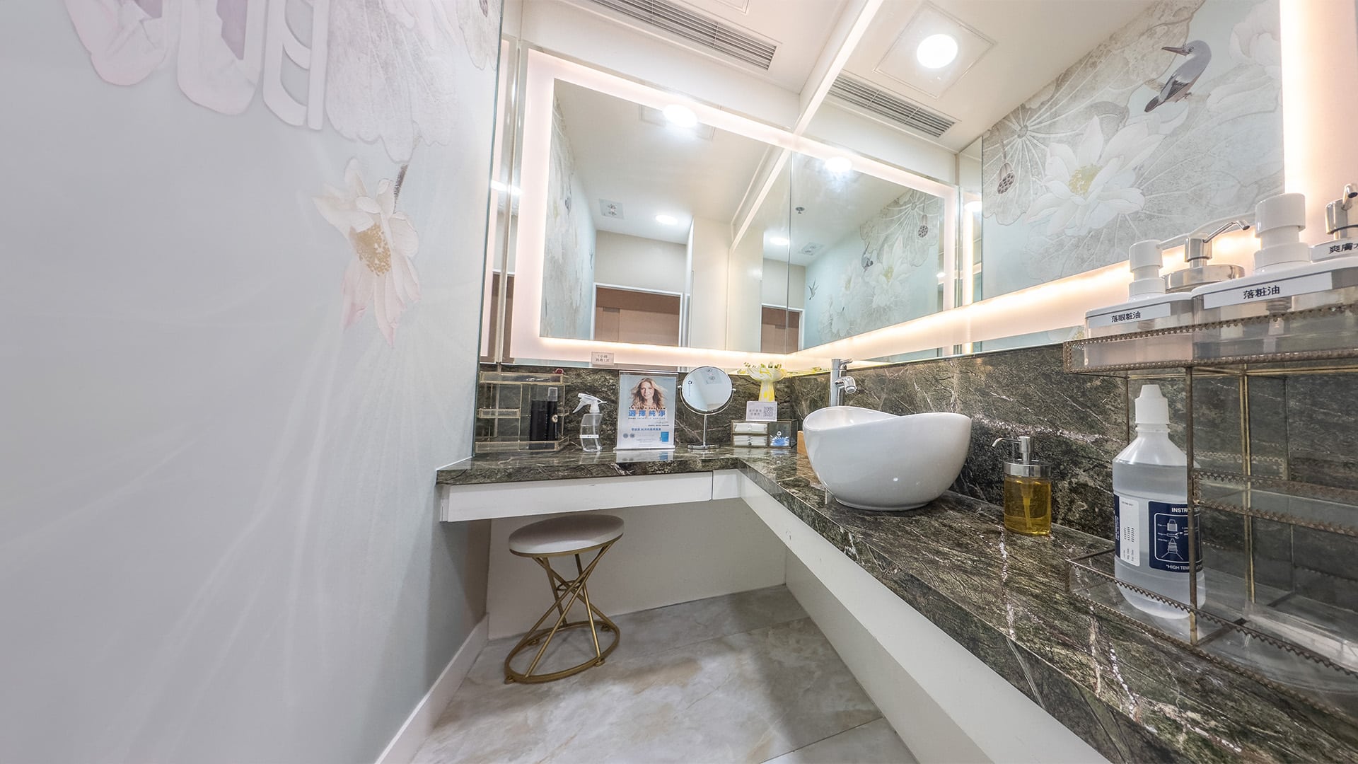 寬敞的美容中心等候區,配有白色沙發和冷凍溶脂設備的宣傳牆,突顯舒適與專業的氛圍。