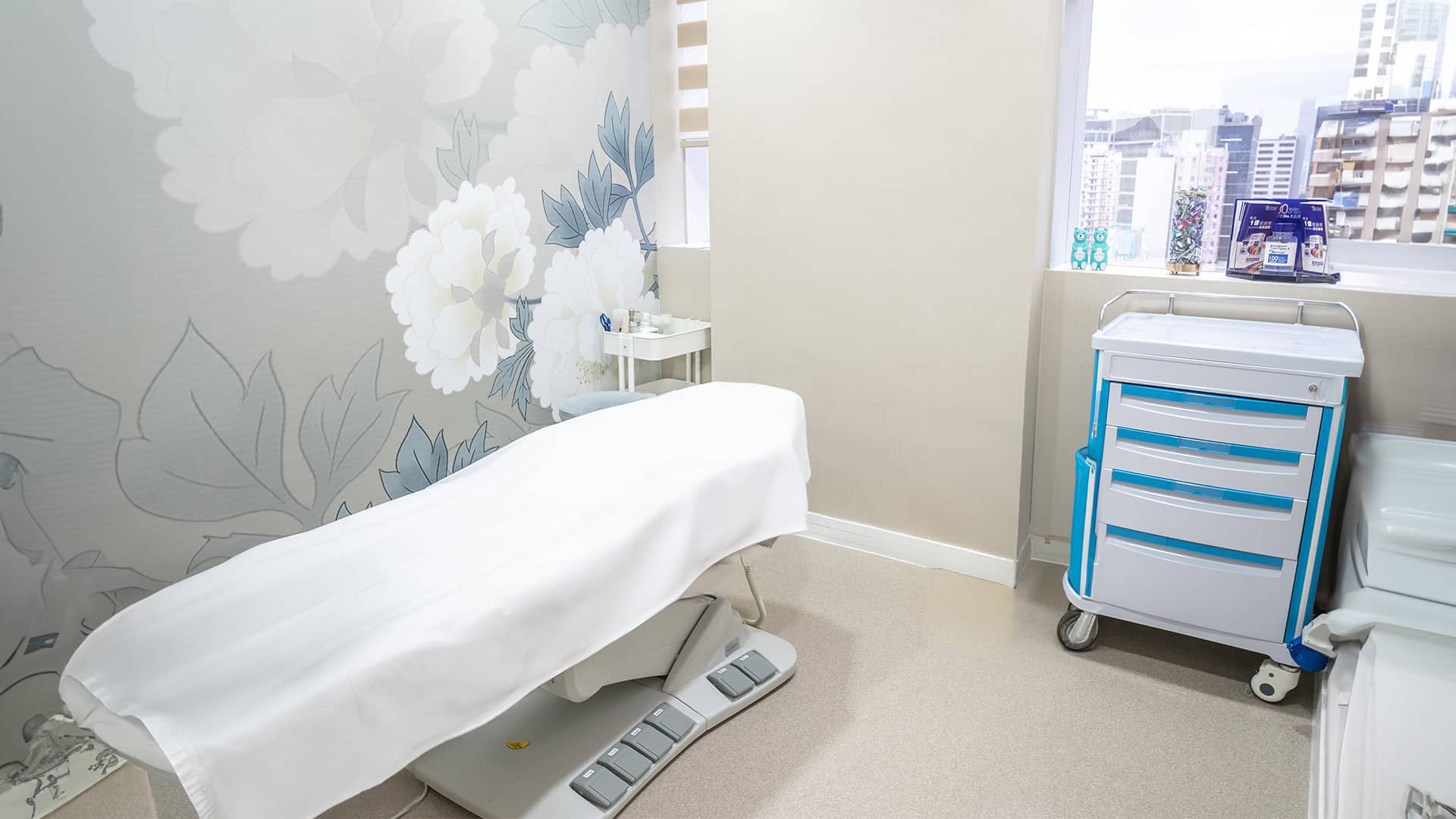 寬敞的美容中心等候區,配有白色沙發和冷凍溶脂設備的宣傳牆,突顯舒適與專業的氛圍。